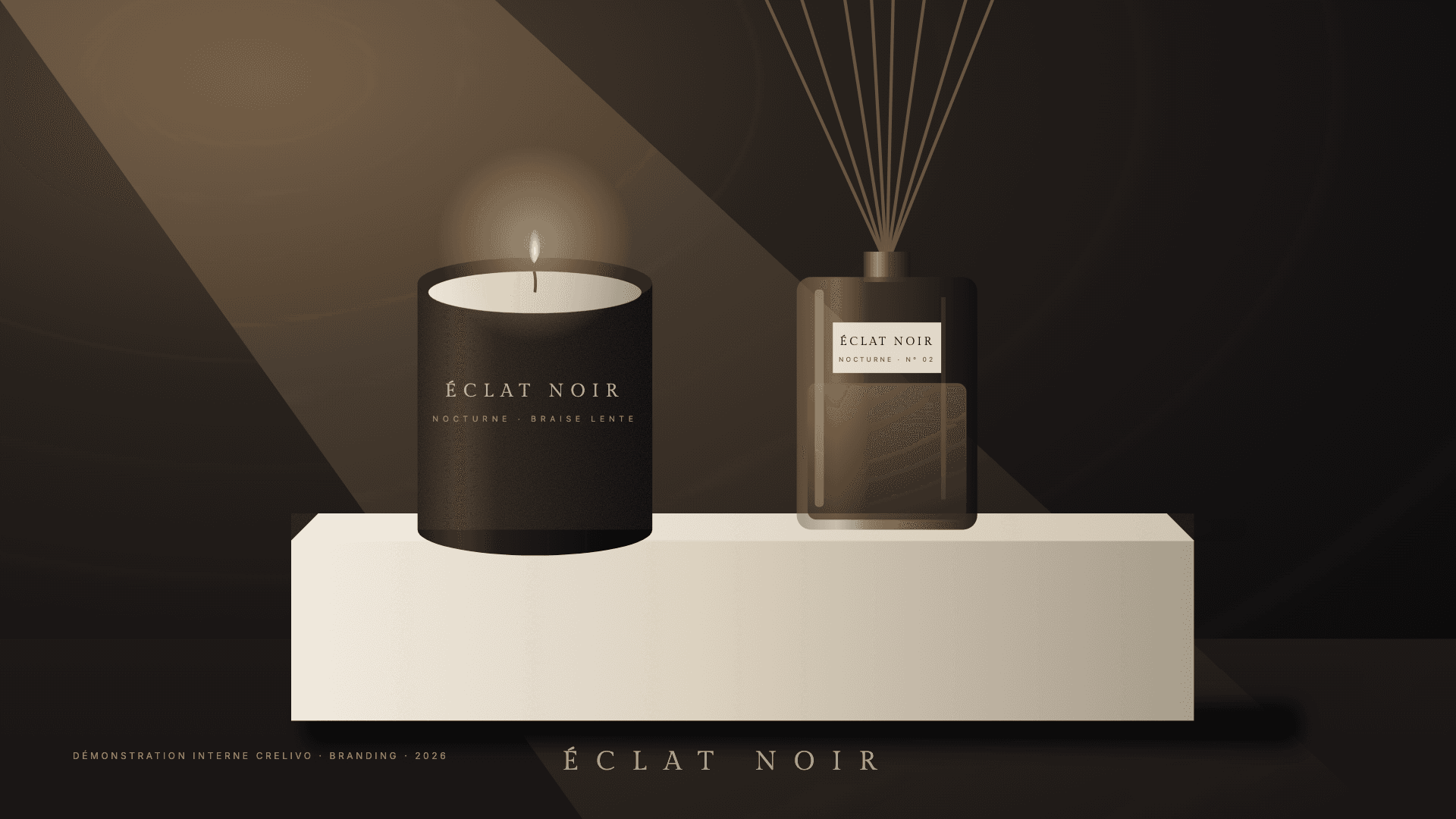 ÉCLAT NOIR — bougie noire mate et diffuseur en verre fumé sur un socle minéral ivoire, lumière chaude directionnelle (démonstration interne CRELIVO)